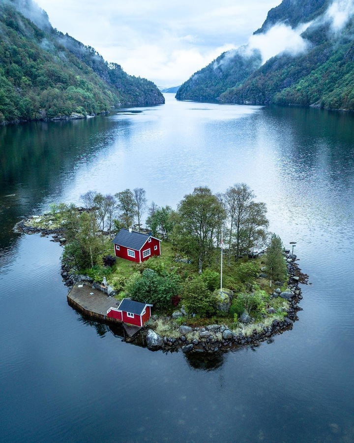 Самотен остров с къща сред езеро