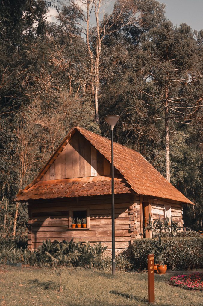 Дървена къща в гората