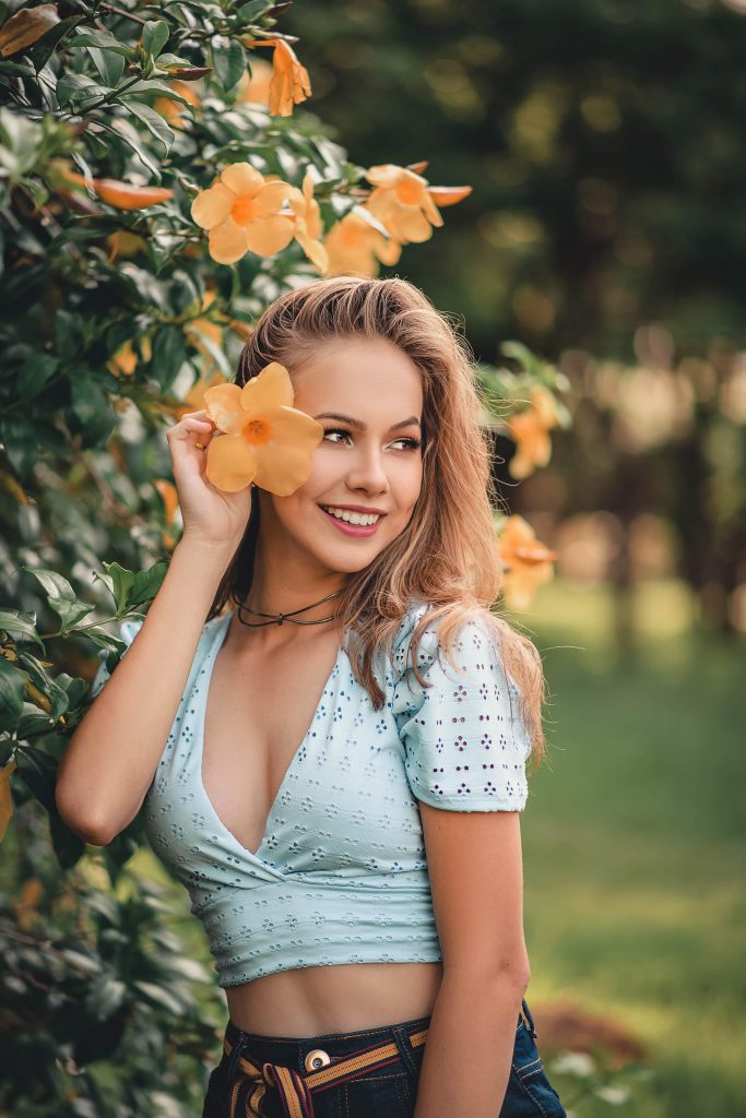 Жена с цвете