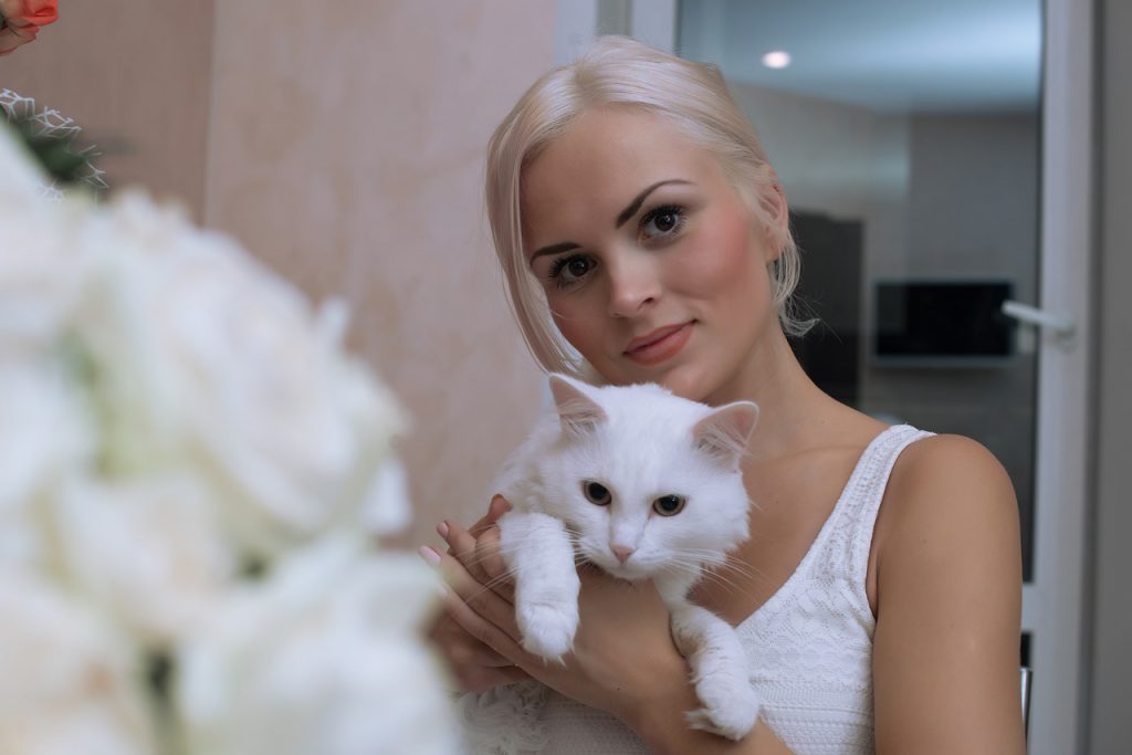 Жена с котка
