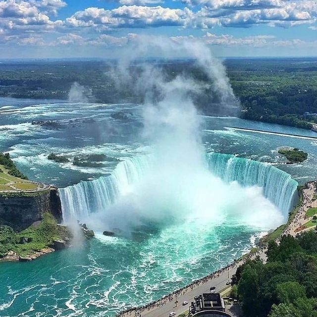Огромен водопад
