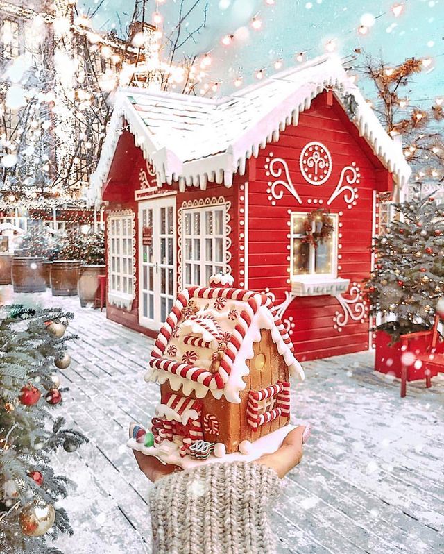 Коледна червена къща