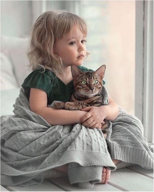 Момиченце с красива котка