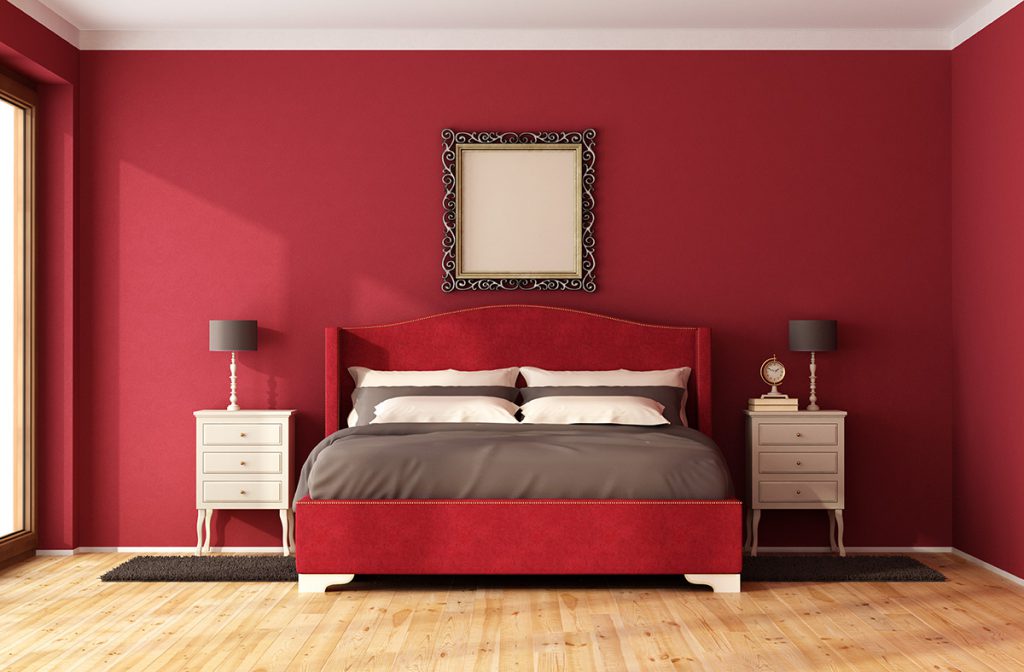 Спалня в ярки червени цветове