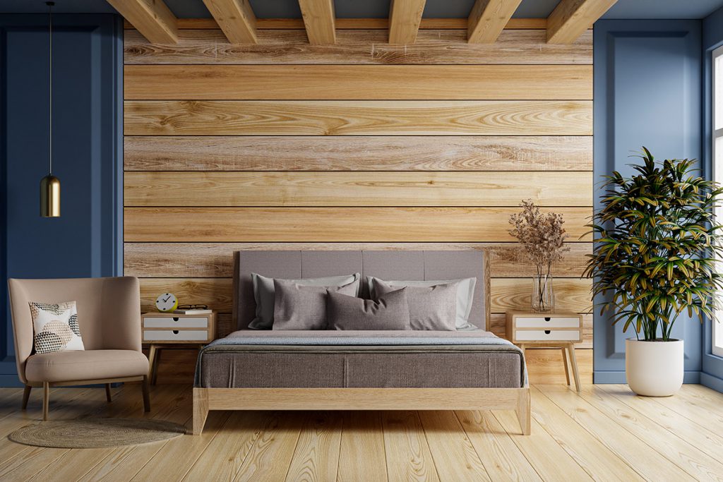 Спалня с дървено легло и стена
