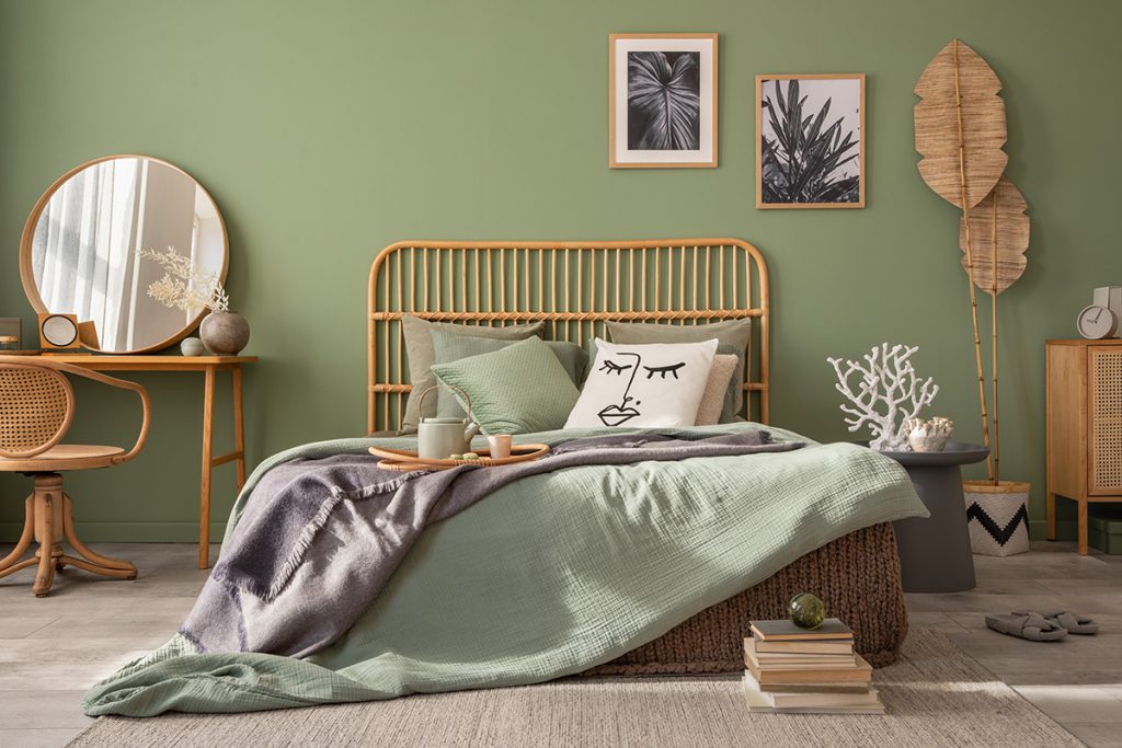Спалня с легло от ратан и зелени стени