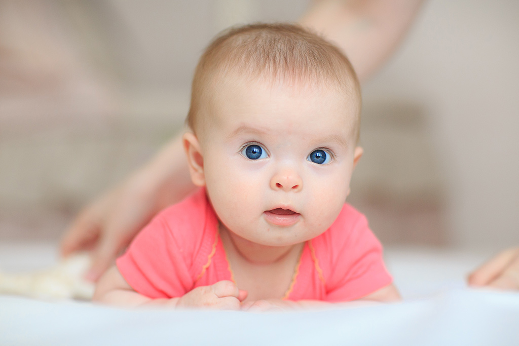 Бебе момченце със сини очи