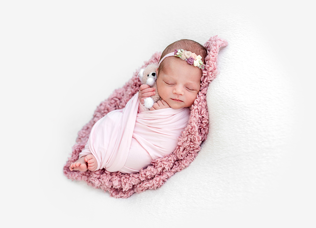 Бебе с розово одеяло
