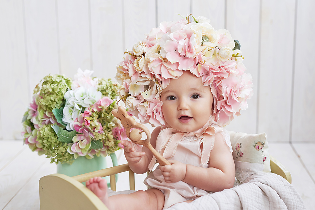 Бебе с цветя
