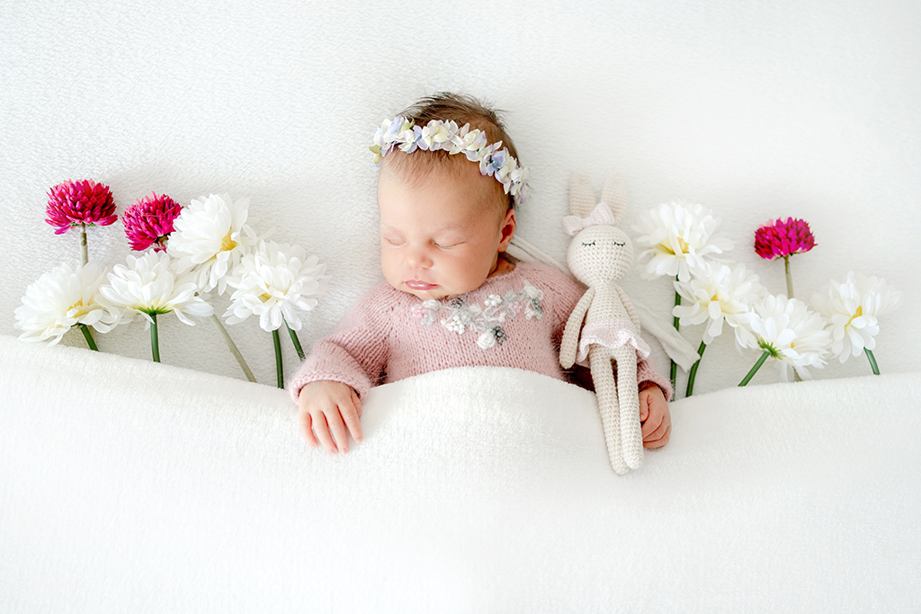 Бебе спи с цветя