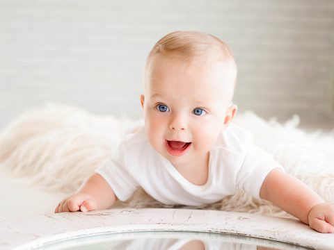 Бебе със сини очи