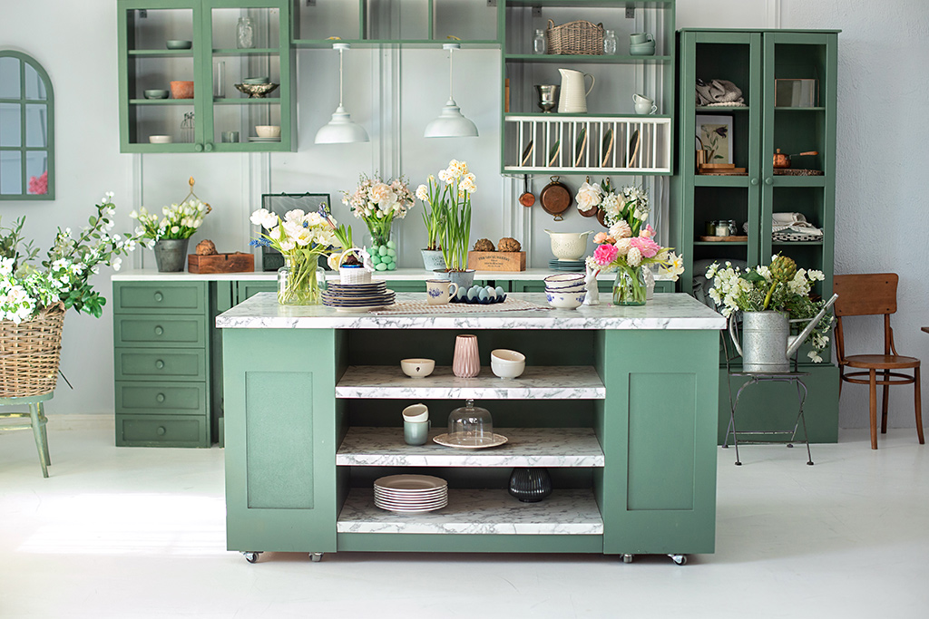 Красива кухня със зелени мебели