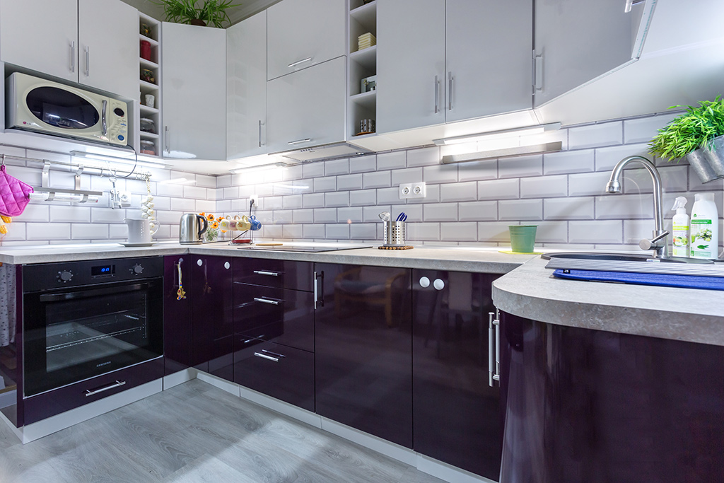 Кухня с лилаво фолио на мебелите