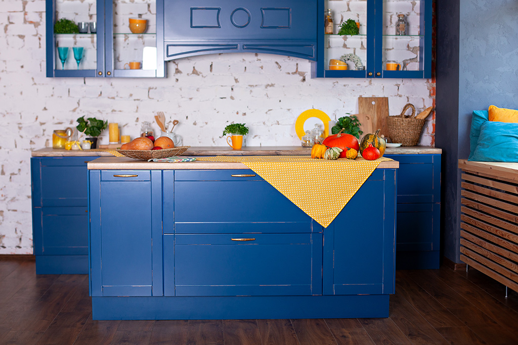 Кухня със син плот и шкафове