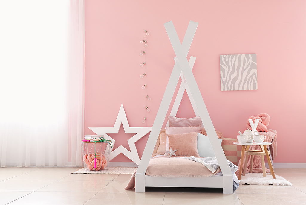 Розова детска стая с дизайнерско легло