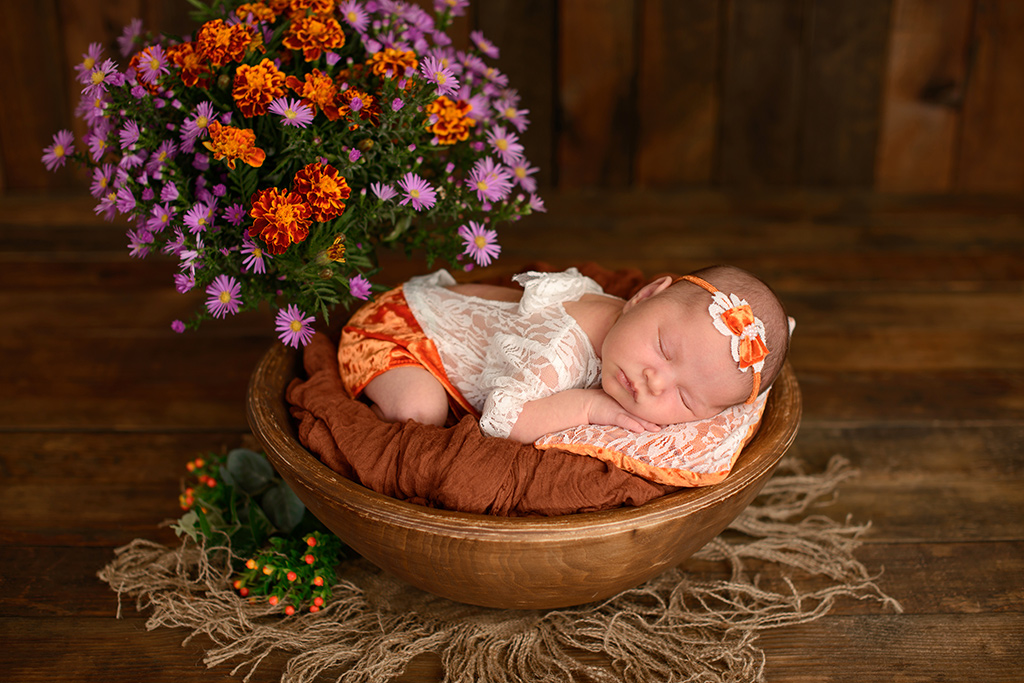 Сладко бебе с цветя